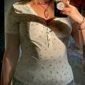 white and pink floral top mini flowers fitted v neck buttons mid sleeves M-L